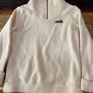 Women's Patagonia pullover with zipper